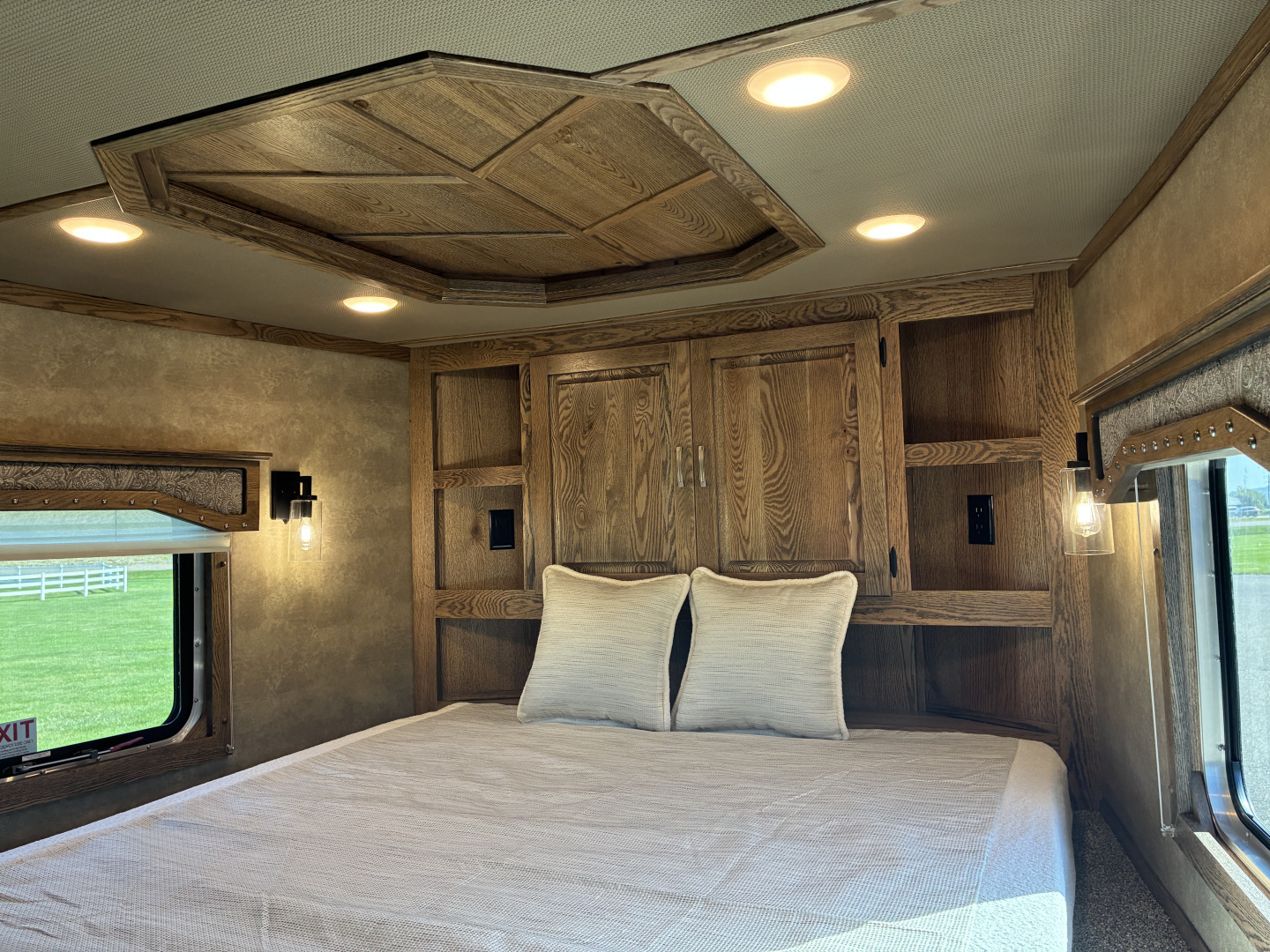 New 2026 Lakota IN8315SR 3H 15' LQ Horse Trailer