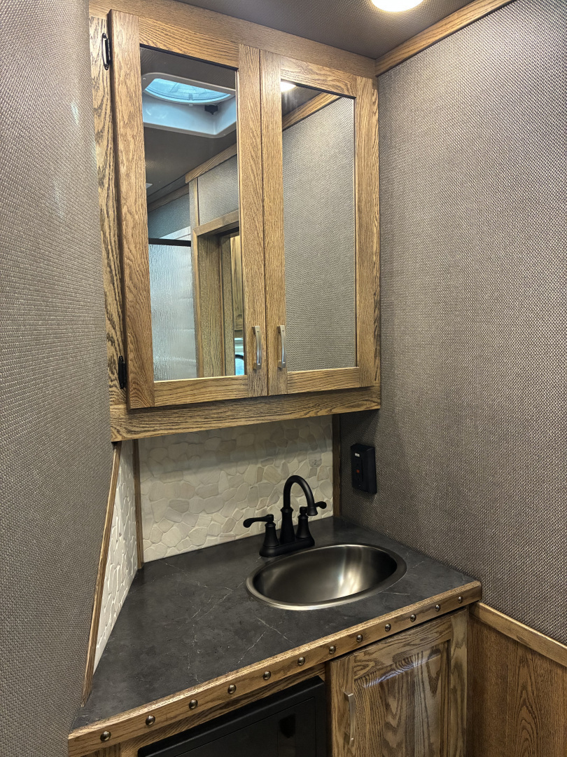 New 2026 Lakota IN8315SR 3H 15' LQ Horse Trailer