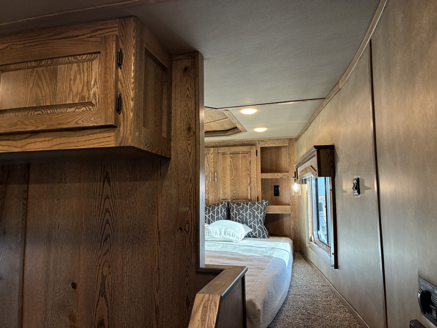 New 2026 Lakota IN8315SR 3H 15' LQ Horse Trailer