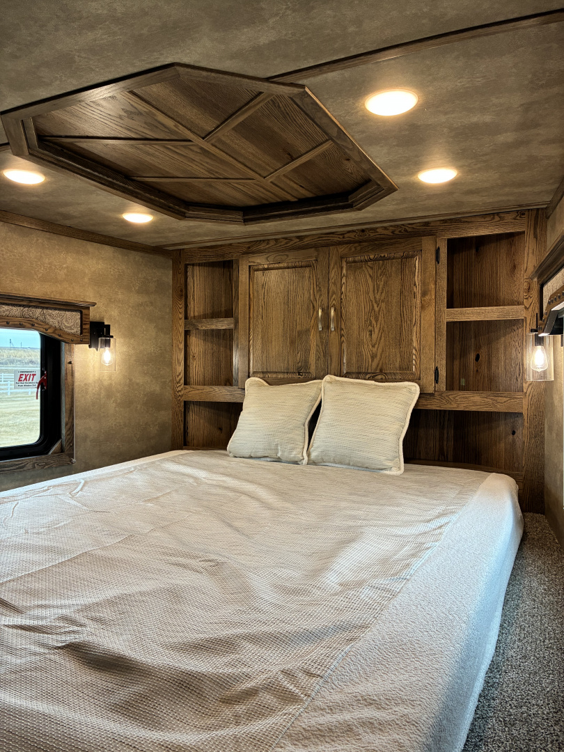 New 2026 Lakota IN8315SR 3H 15' LQ Horse Trailer