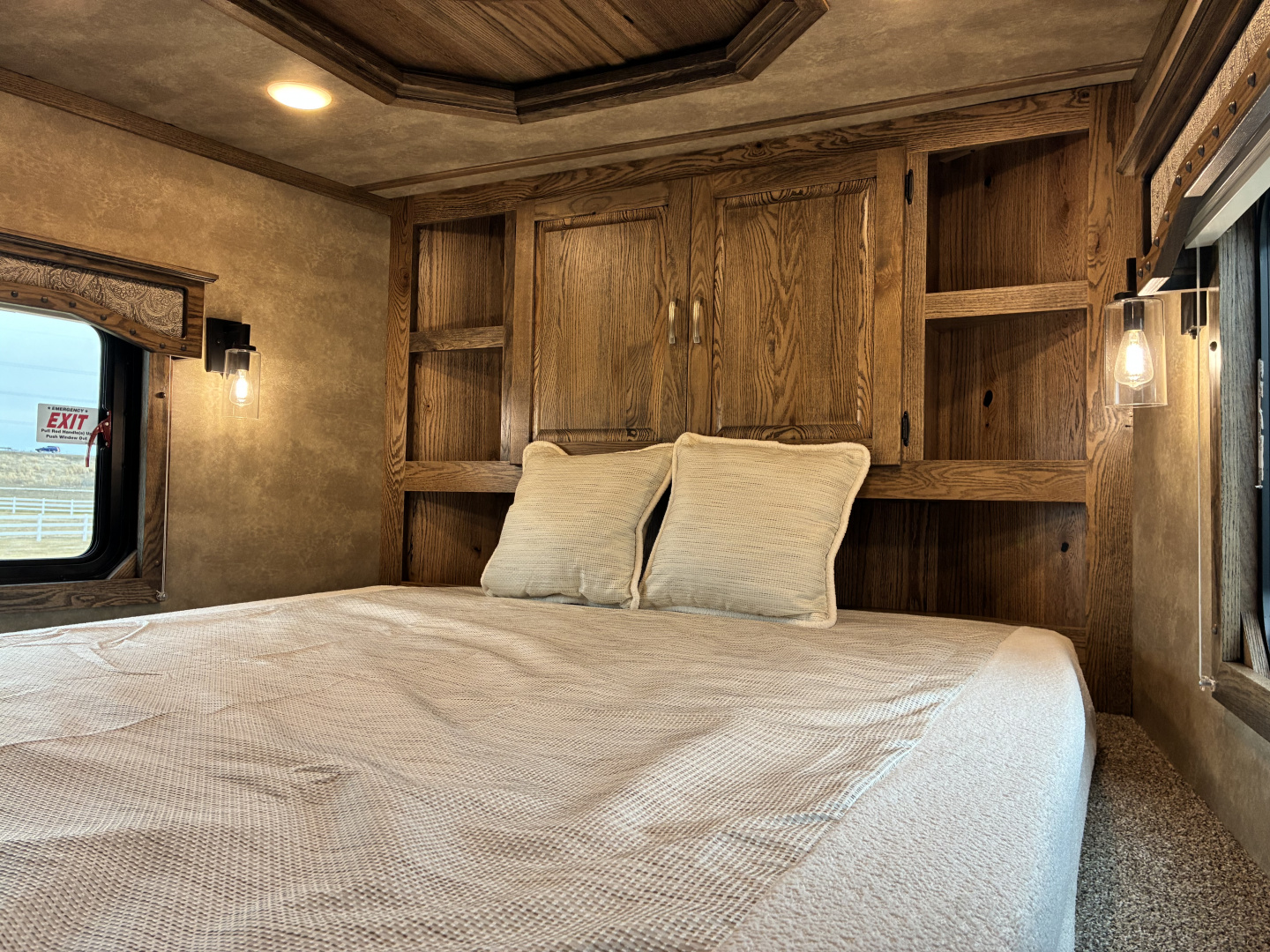 New 2026 Lakota IN8315SR 3H 15' LQ Horse Trailer