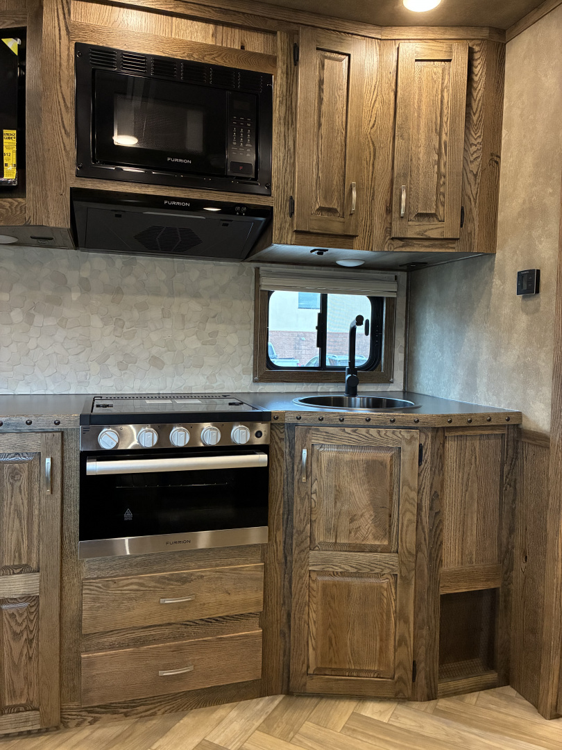 New 2026 Lakota IN8315SR 3H 15' LQ Horse Trailer