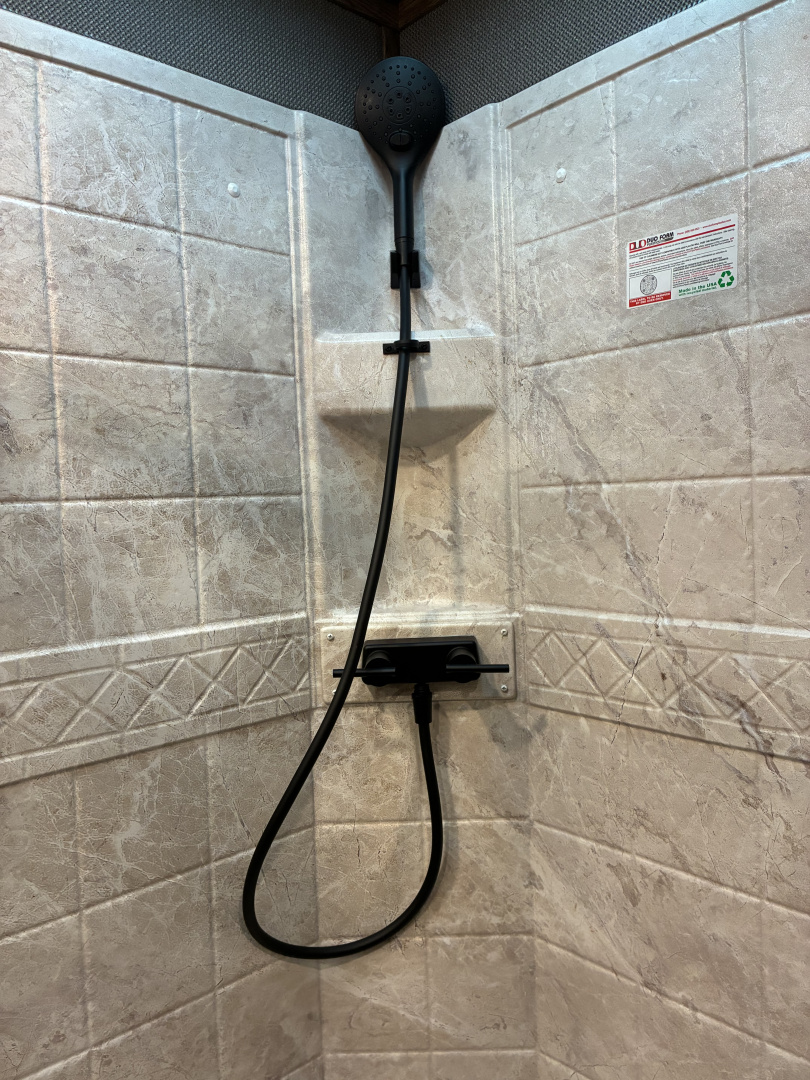 New 2026 Lakota IN8315SR 3H 15' LQ Horse Trailer