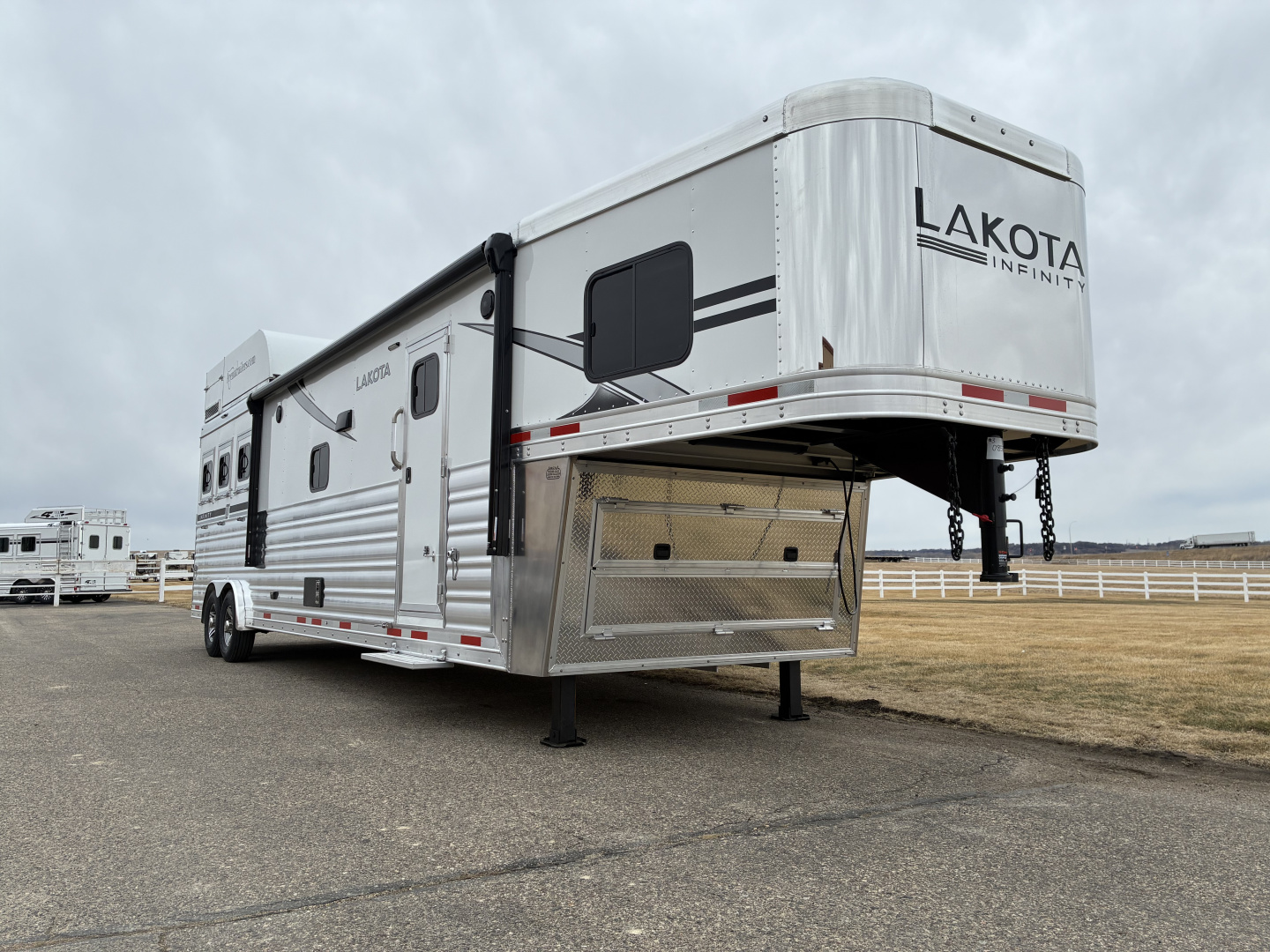 New 2026 Lakota IN8315SR 3H 15' LQ Horse Trailer