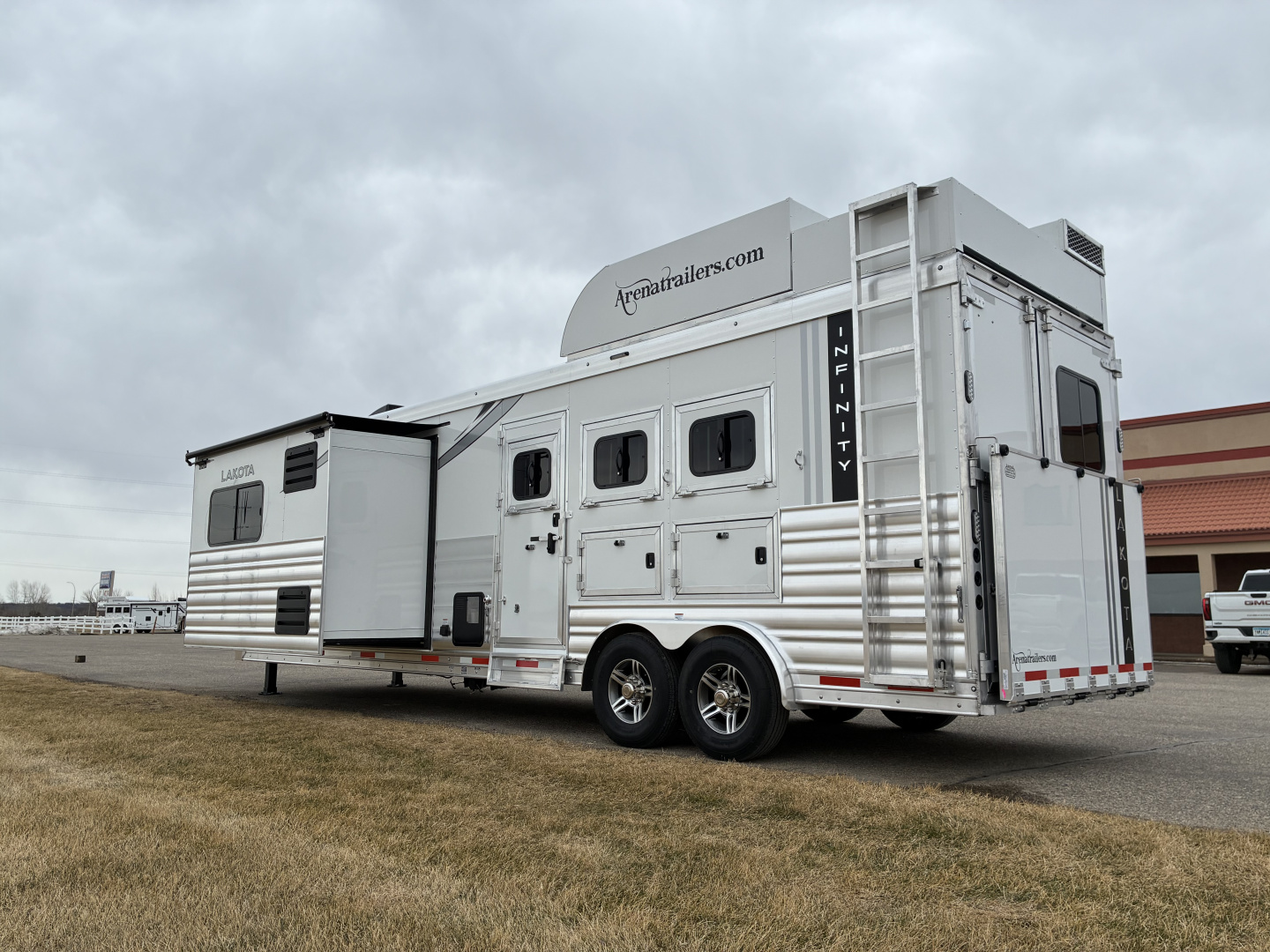 New 2026 Lakota IN8315SR 3H 15' LQ Horse Trailer