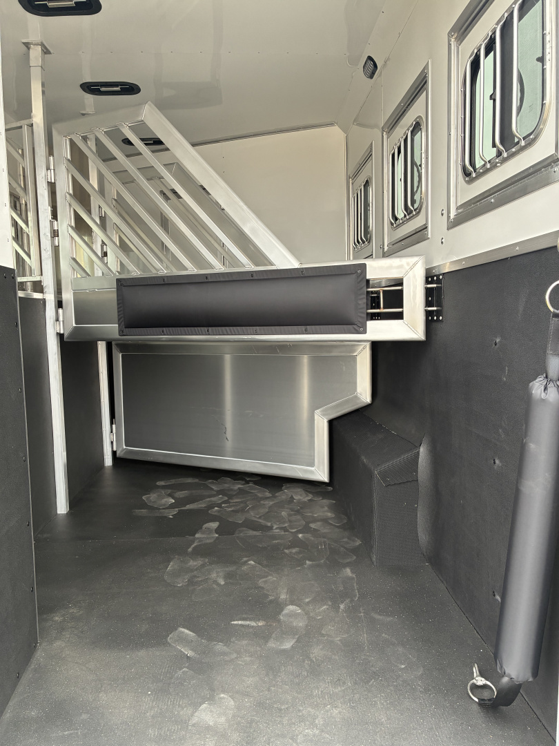 New 2026 Lakota IN8315SR 3H 15' LQ Horse Trailer