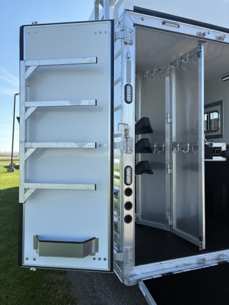 New 2026 Lakota IN8315SR 3H 15' LQ Horse Trailer