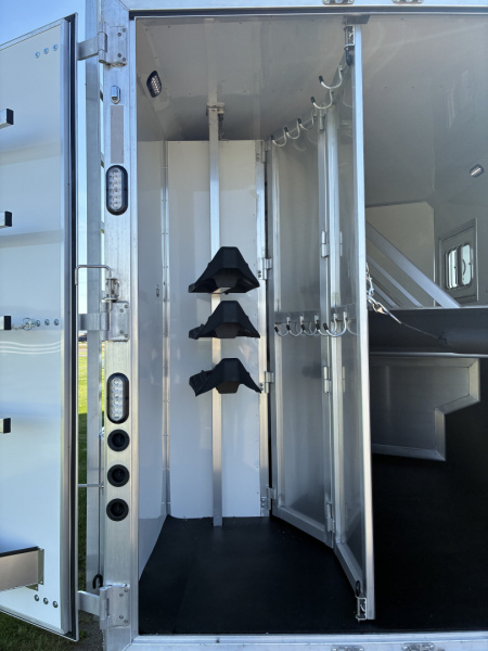 New 2026 Lakota IN8315SR 3H 15' LQ Horse Trailer