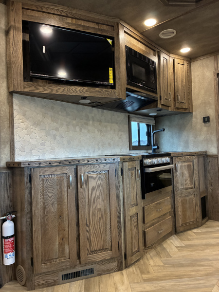 New 2026 Lakota IN8315SR 3H 15' LQ Horse Trailer