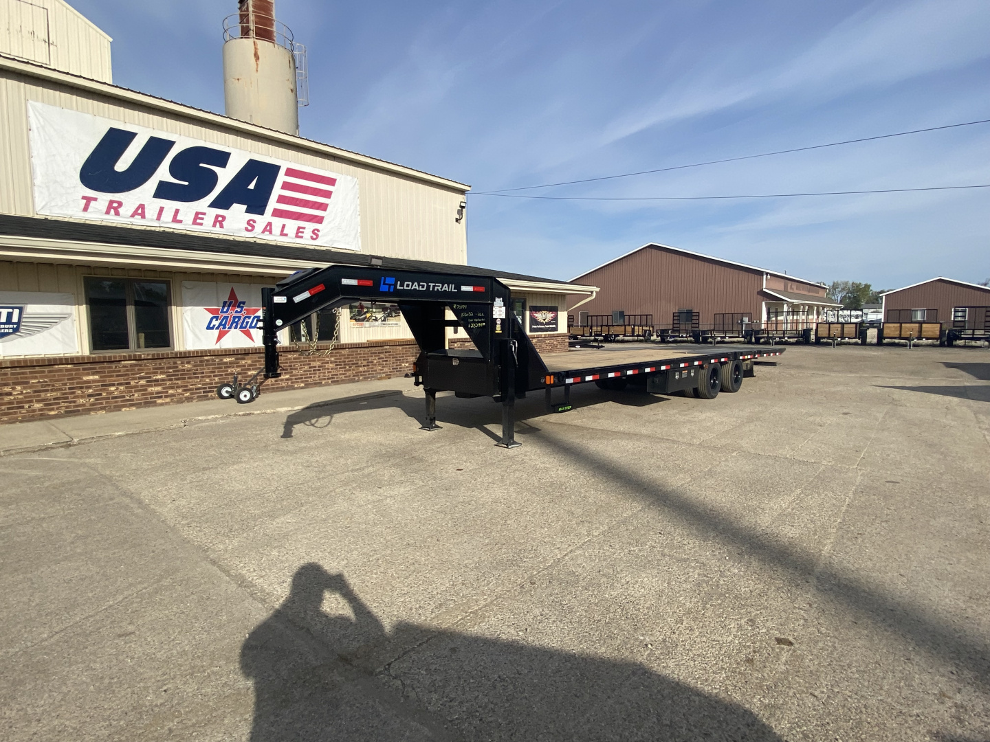 New 2028 Load Trail 102x32 Low Pro w/Hydro Jacks and 12ft Hydro Dove Tail 26K Gooseneck Bodies