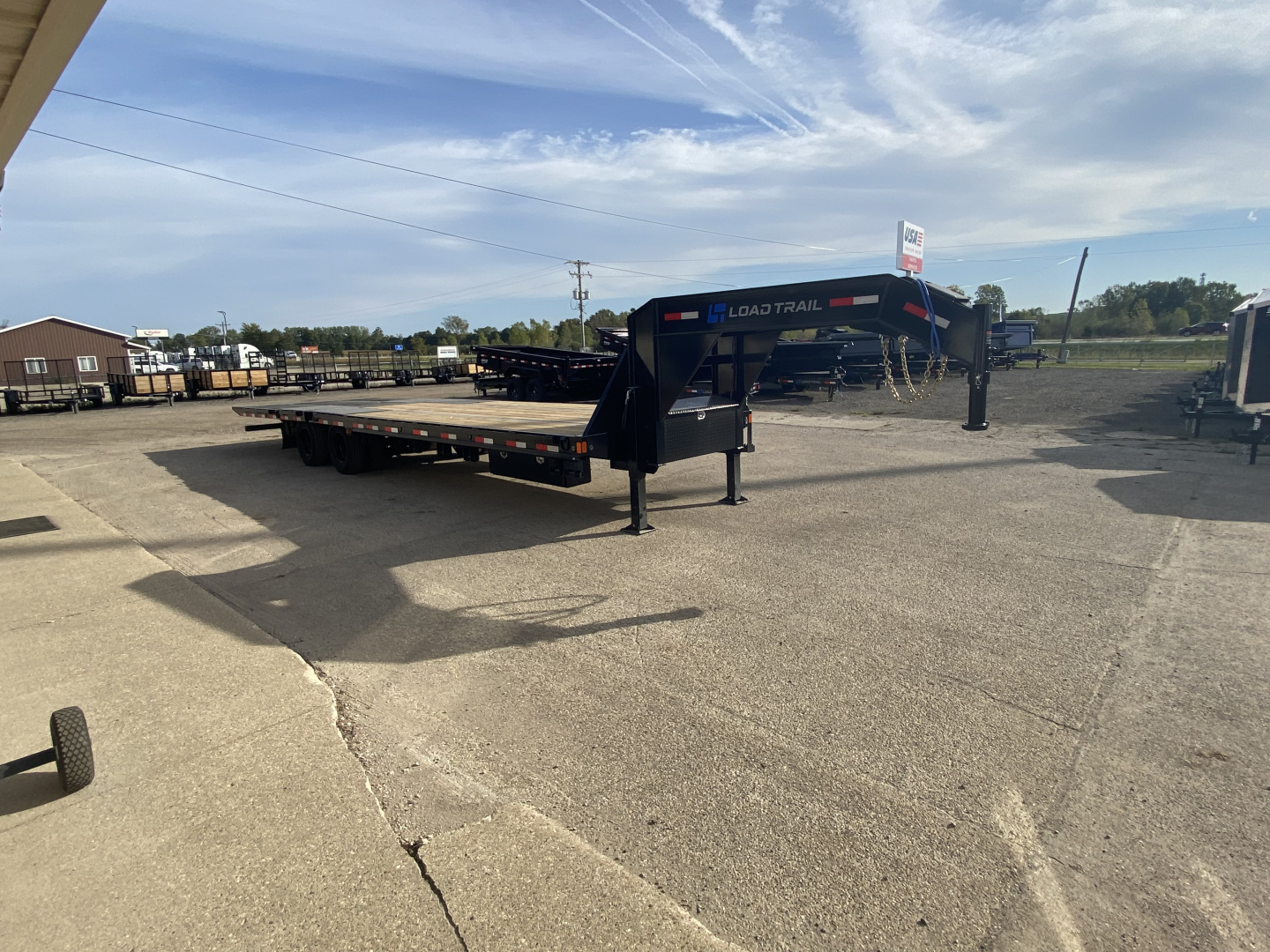 New 2028 Load Trail 102x32 Low Pro w/Hydro Jacks and 12ft Hydro Dove Tail 26K Gooseneck Bodies