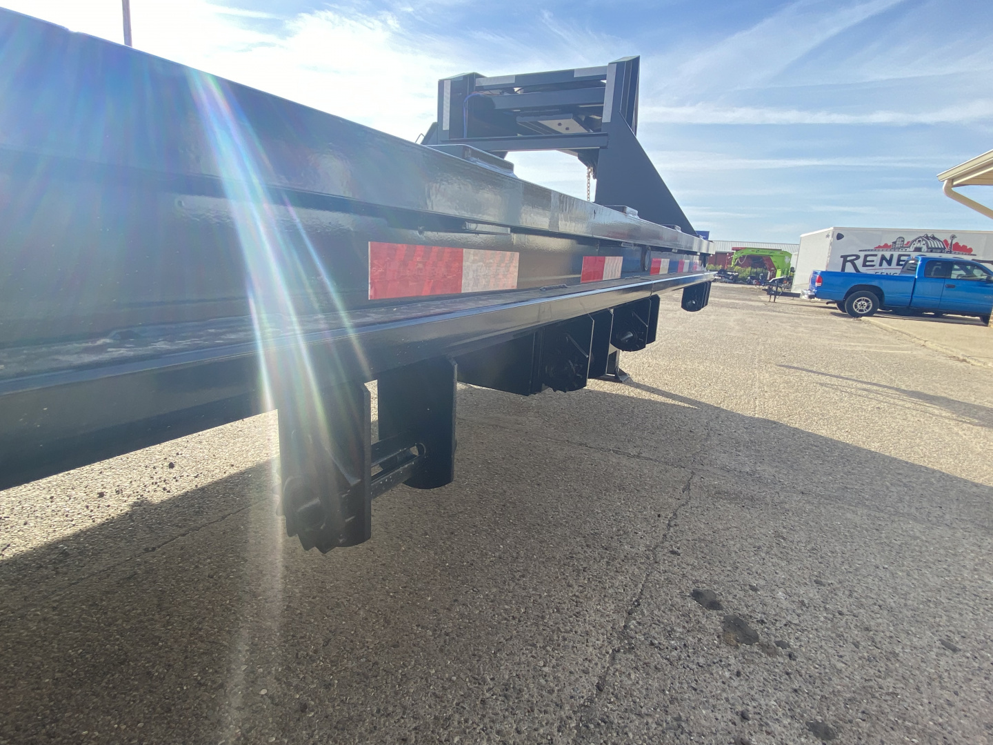 New 2028 Load Trail 102x32 Low Pro w/Hydro Jacks and 12ft Hydro Dove Tail 26K Gooseneck Bodies