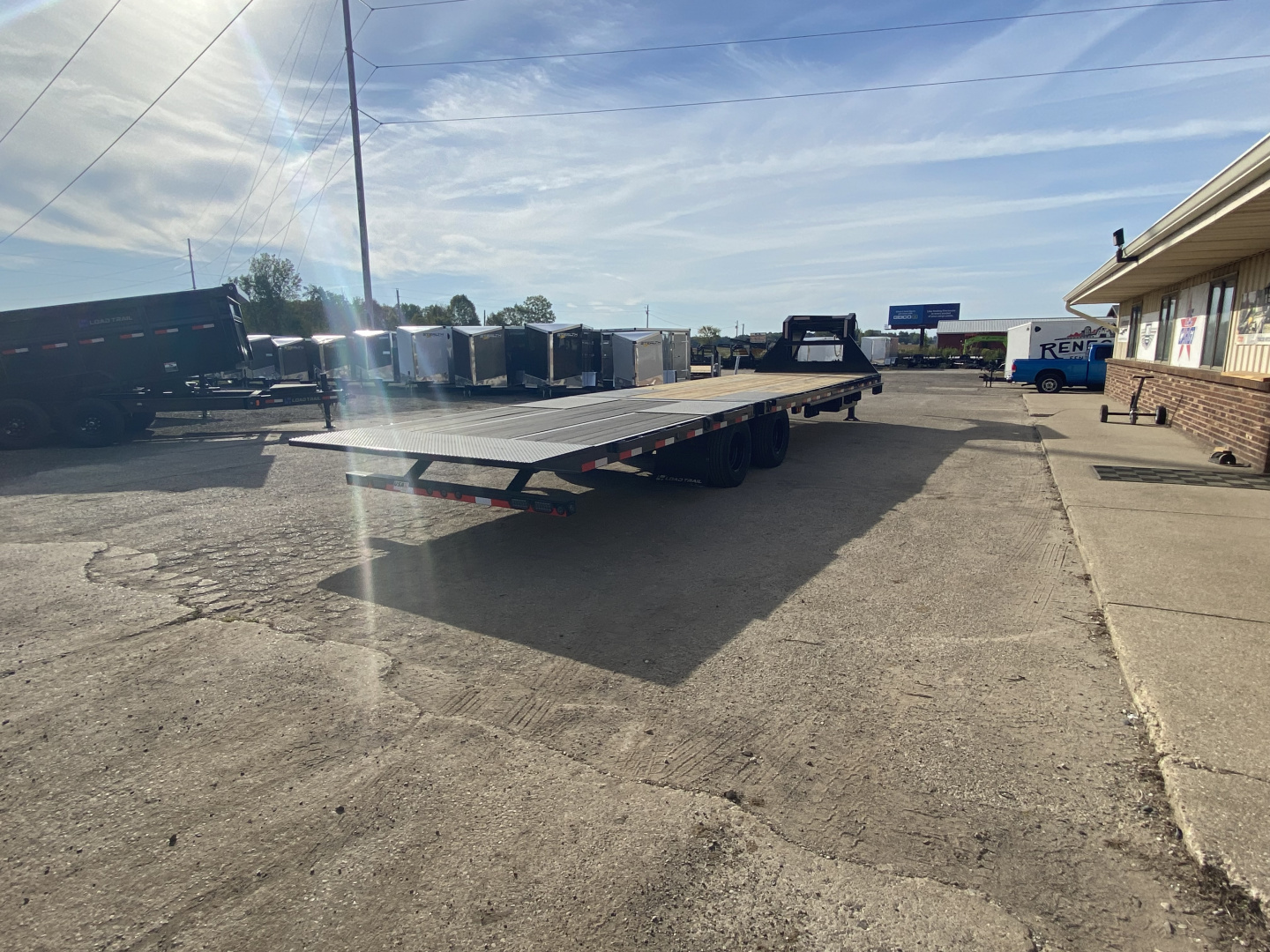 New 2028 Load Trail 102x32 Low Pro w/Hydro Jacks and 12ft Hydro Dove Tail 26K Gooseneck Bodies