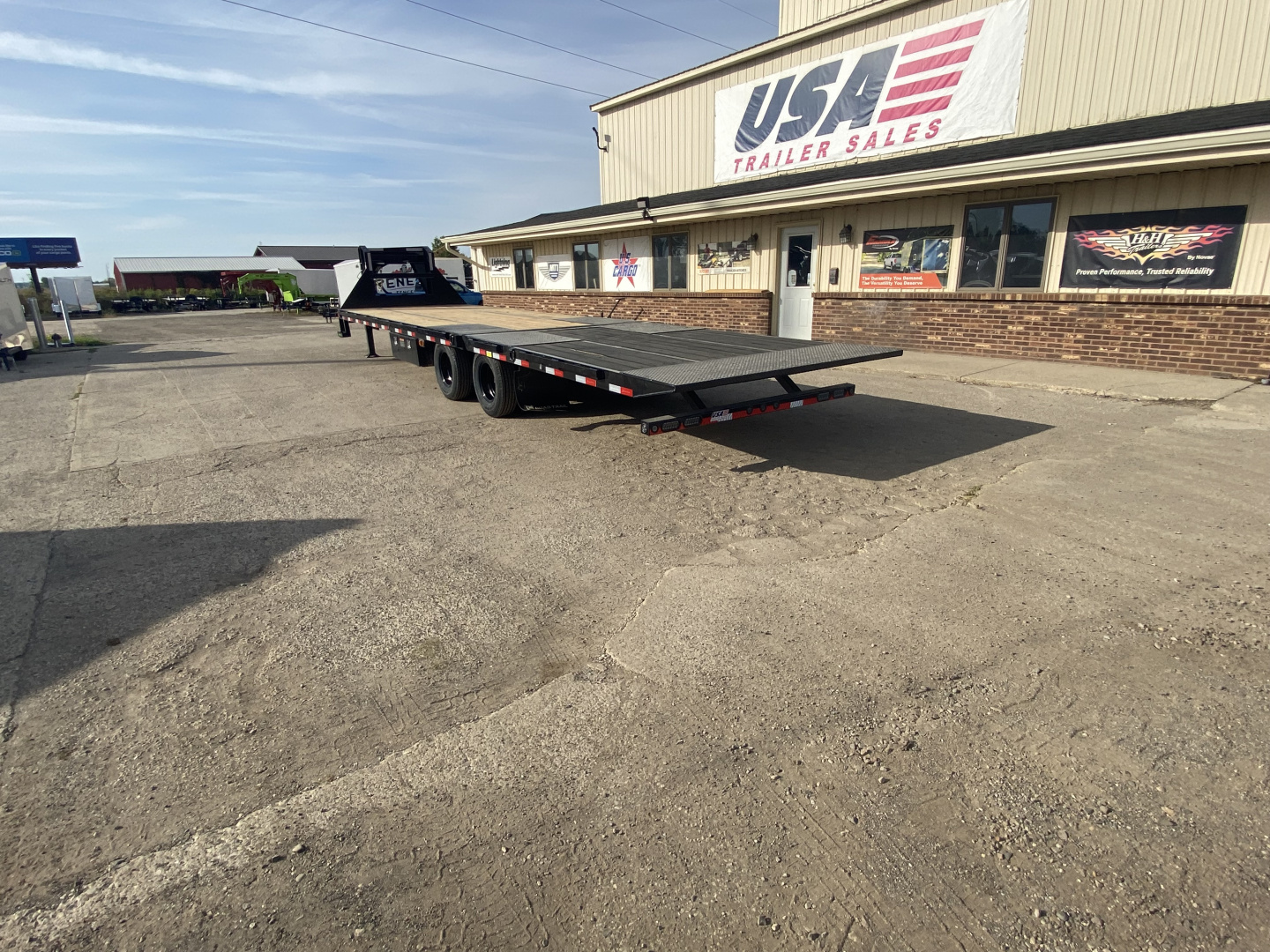 New 2028 Load Trail 102x32 Low Pro w/Hydro Jacks and 12ft Hydro Dove Tail 26K Gooseneck Bodies