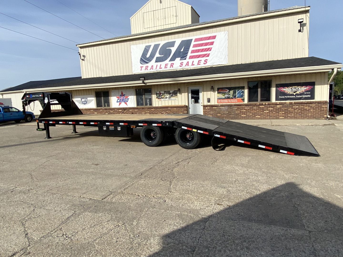 New 2028 Load Trail 102x32 Low Pro w/Hydro Jacks and 12ft Hydro Dove Tail 26K Gooseneck Bodies