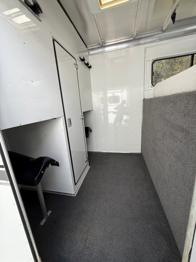Used 2005 Sundowner Sunlight 2H ST Horse Trailer