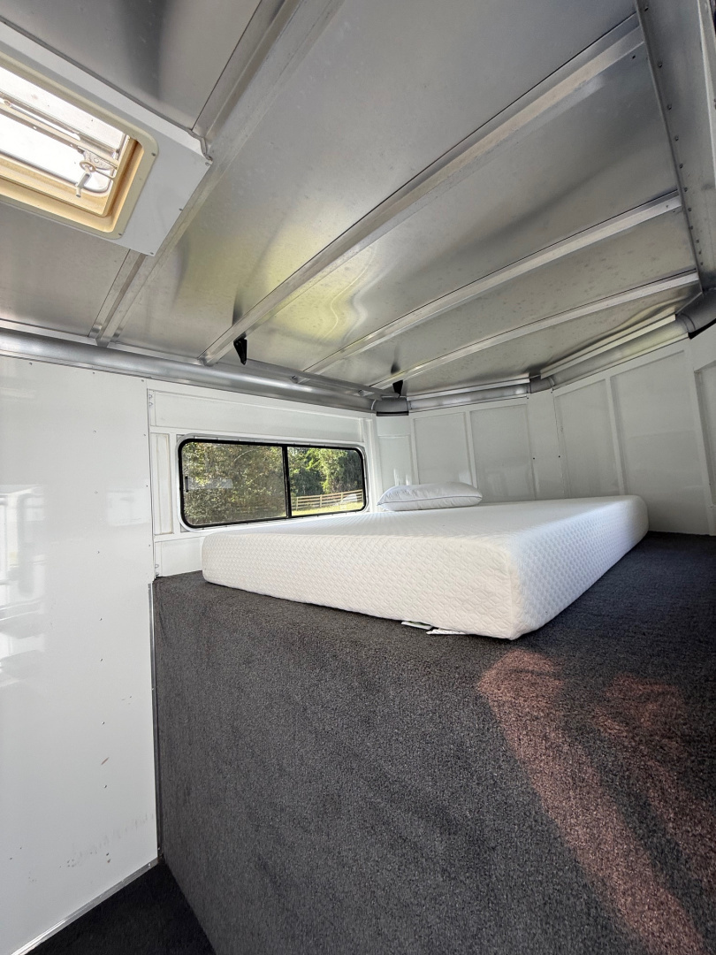 Used 2005 Sundowner Sunlight 2H ST Horse Trailer