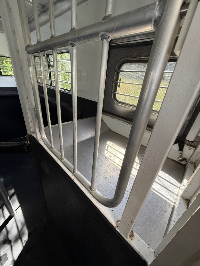 Used 2005 Sundowner Sunlight 2H ST Horse Trailer