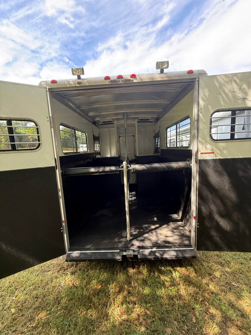Used 2005 Sundowner Sunlight 2H ST Horse Trailer