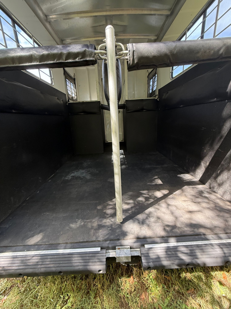 Used 2005 Sundowner Sunlight 2H ST Horse Trailer