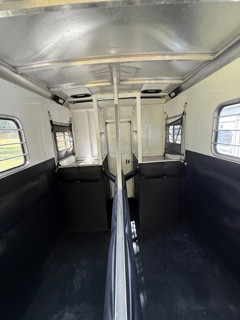 Used 2005 Sundowner Sunlight 2H ST Horse Trailer