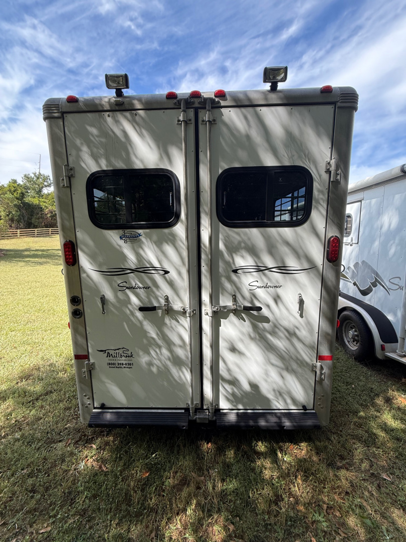 Used 2005 Sundowner Sunlight 2H ST Horse Trailer
