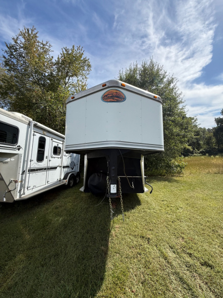 Used 2005 Sundowner Sunlight 2H ST Horse Trailer