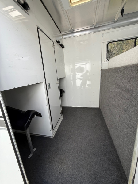 Used 2005 Sundowner Sunlight 2H ST Horse Trailer