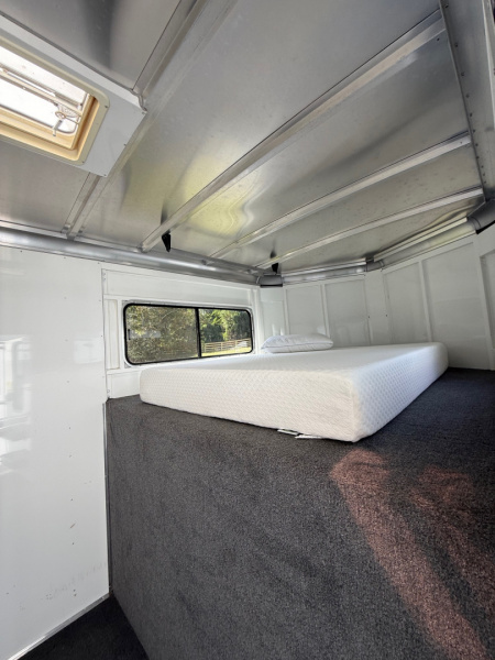 Used 2005 Sundowner Sunlight 2H ST Horse Trailer