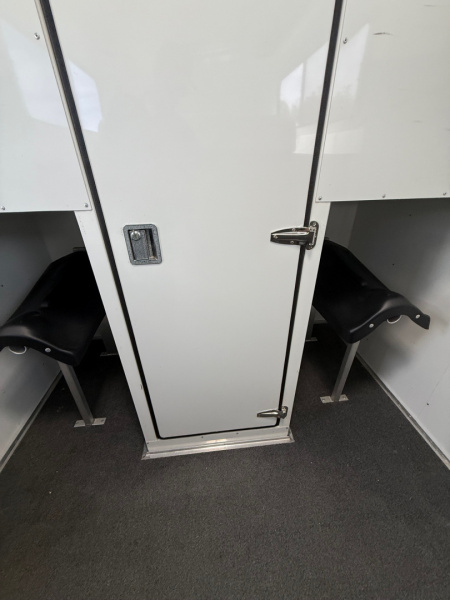 Used 2005 Sundowner Sunlight 2H ST Horse Trailer