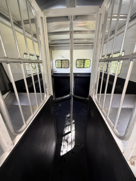 Used 2005 Sundowner Sunlight 2H ST Horse Trailer