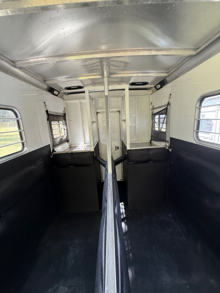 Used 2005 Sundowner Sunlight 2H ST Horse Trailer