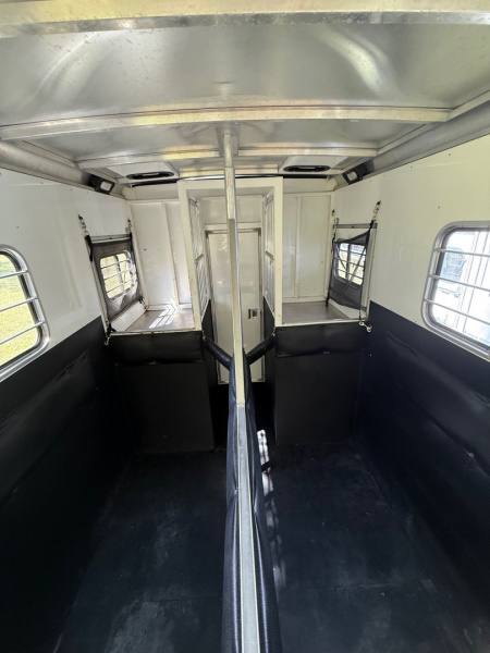 Used 2005 Sundowner Sunlight 2H ST Horse Trailer