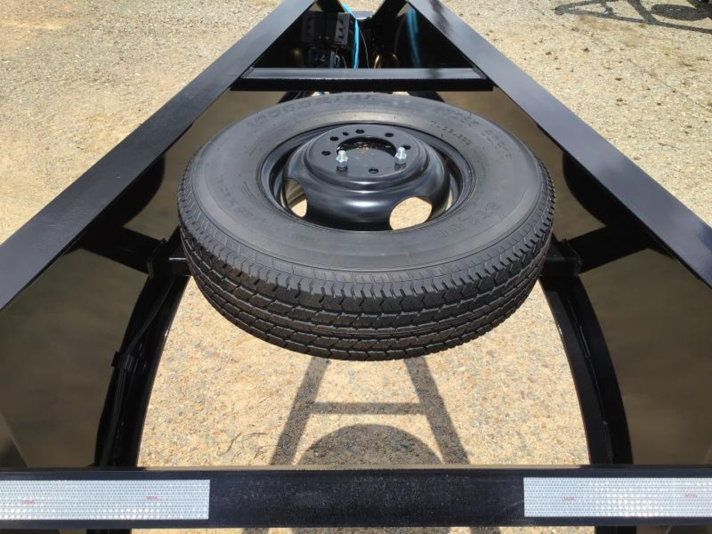 New 2026 PJ 102"x32' GN Low-Pro Flatbed w/ Duals - LD