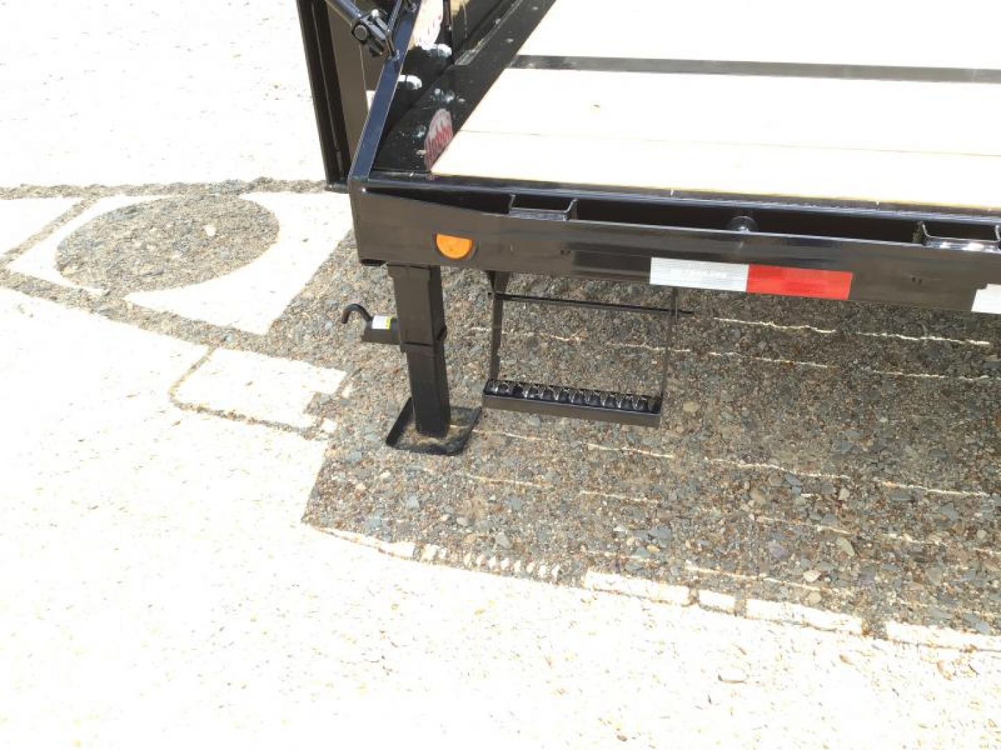 New 2026 PJ 102"x32' GN Low-Pro Flatbed w/ Duals - LD