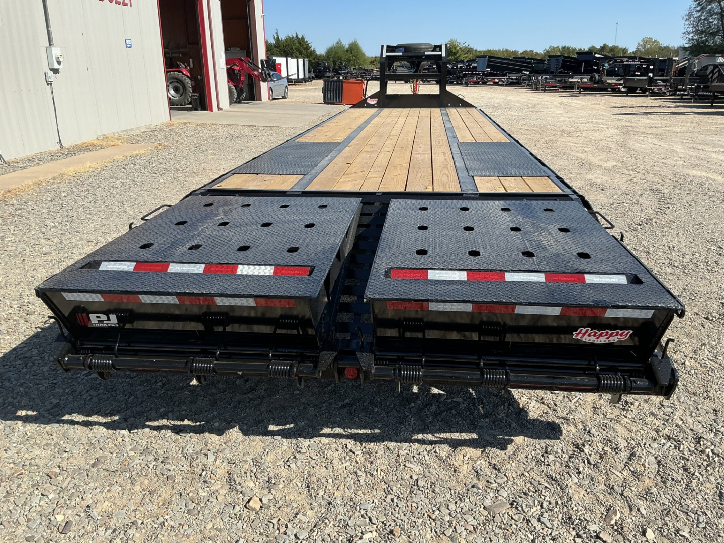 New 2026 PJ 102"x32' GN Low-Pro Flatbed w/ Duals - LD