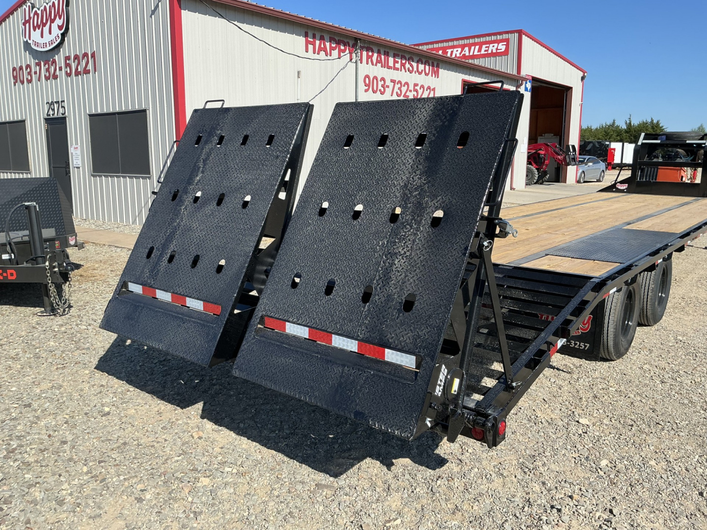 New 2026 PJ 102"x32' GN Low-Pro Flatbed w/ Duals - LD