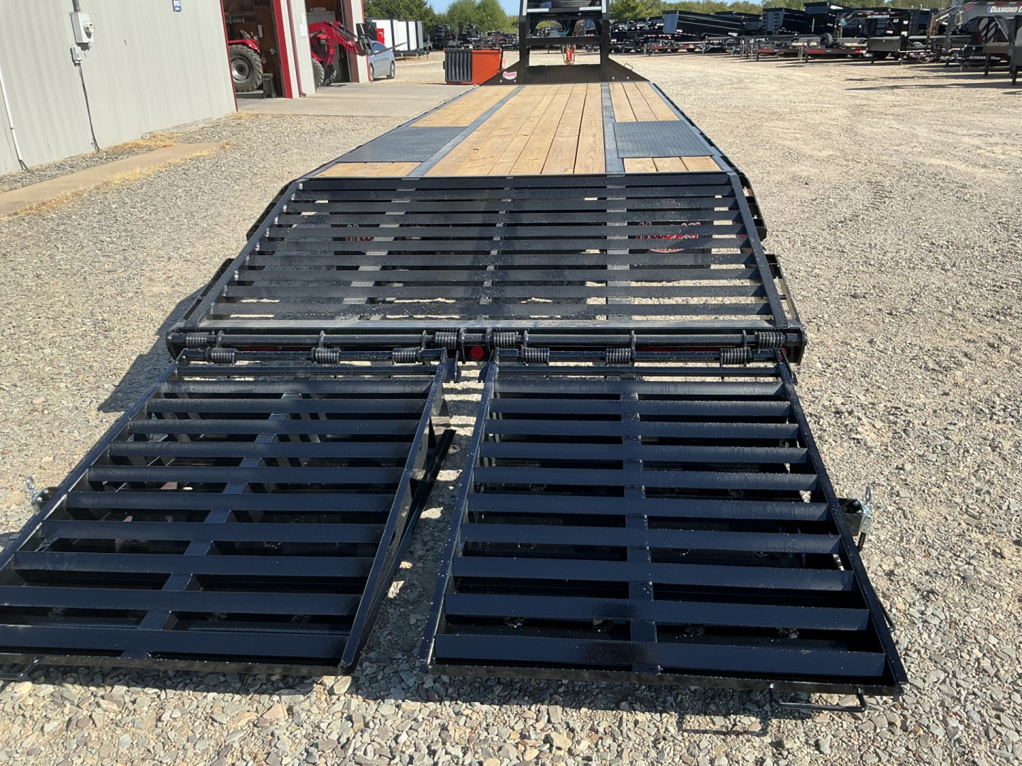 New 2026 PJ 102"x32' GN Low-Pro Flatbed w/ Duals - LD