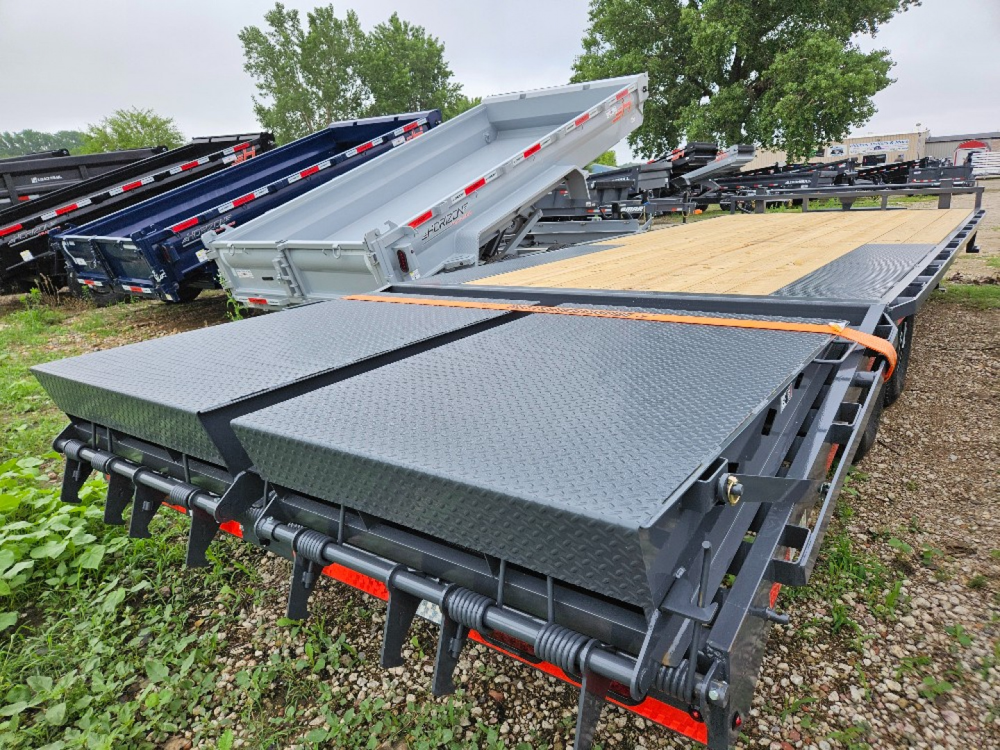 New 2026 Lamar Trailers F8022427 Deckover Trailer