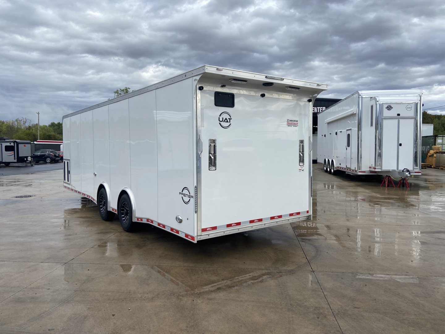 New United PREM 28' Race Trailer
