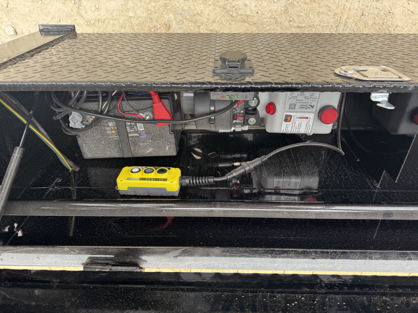 New 2026 PJ 102"x28' Gooseneck Deckover Hydraulic Tilt Trailer – T8