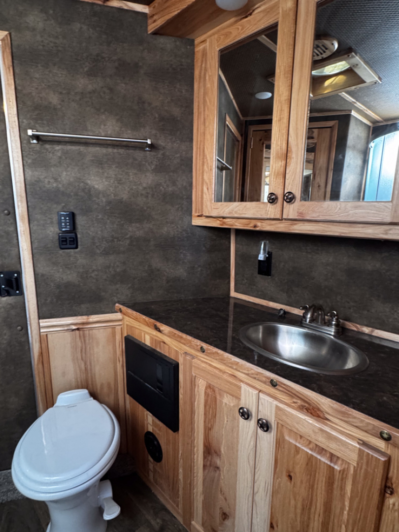 Used 2022 Merhow Trailers 3H LQ Horse Trailer