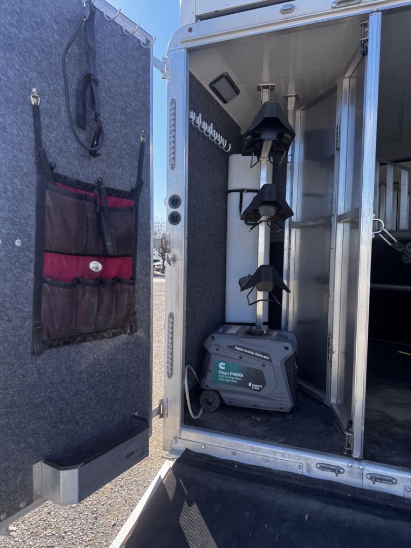 Used 2022 Merhow Trailers 3H LQ Horse Trailer