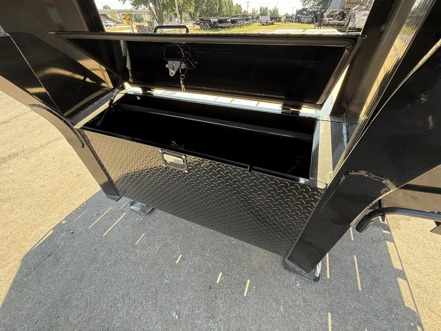 New 2026 102”x32’ MAXX-D GN Engineered Flatbed w/ Duals – LDX