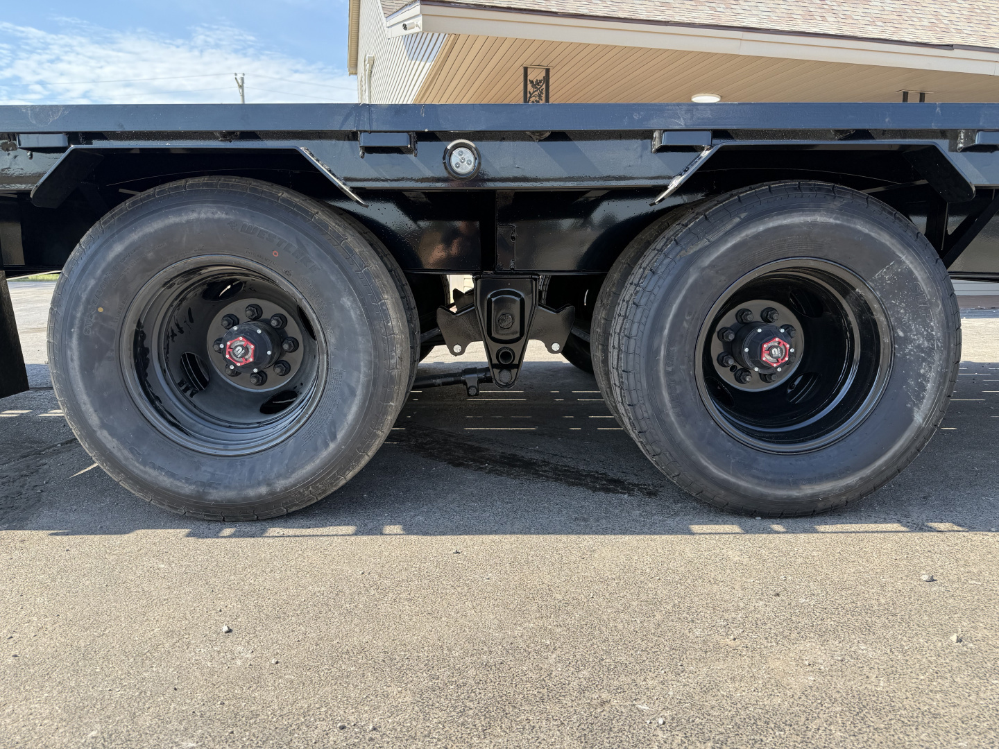 New 2026 102”x32’ MAXX-D GN Engineered Flatbed w/ Duals – LDX