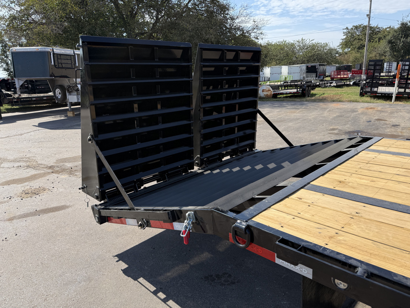 New 2026 102”x32’ MAXX-D GN Engineered Flatbed w/ Duals – LDX