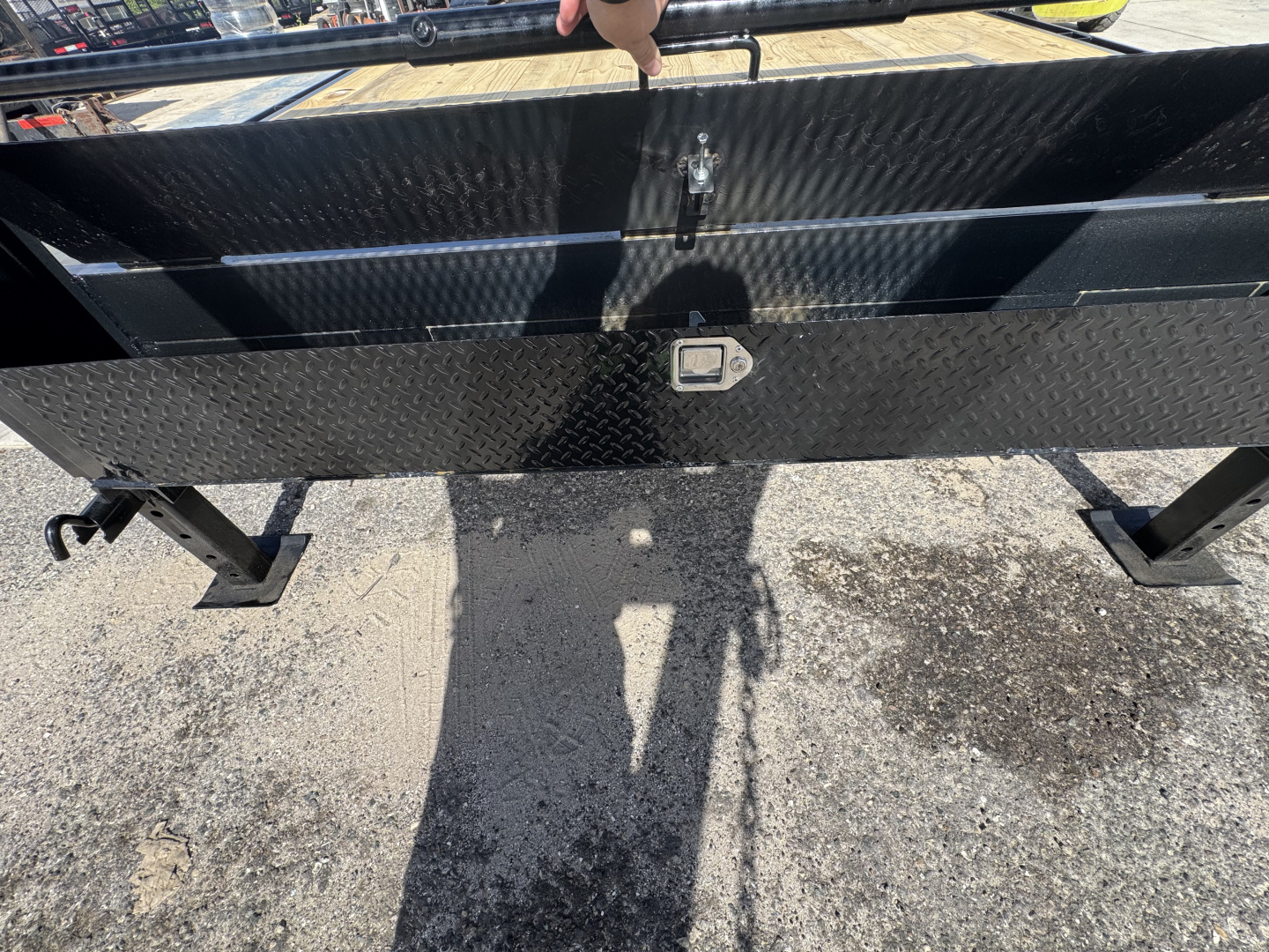 New 2026 Down 2 Earth Trailers 8.5X24 TANDEM AXLE GOOSENECK 17500 LB GVWR Equipment Trailer WITH DRIVE OVER FENDERS, 18 PLY TIRES, DUAL JACKS, MESH MASKET IN GOOSENECK, STAND UP EQUIPMENT RAMPS