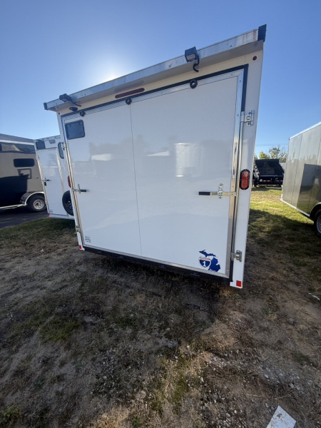New 2025 Interstate Trailers 8.5X20SFC 10k v-nose screwless beaver tail 4 D-rings rear loading lights Cargo / Enclosed Trailer