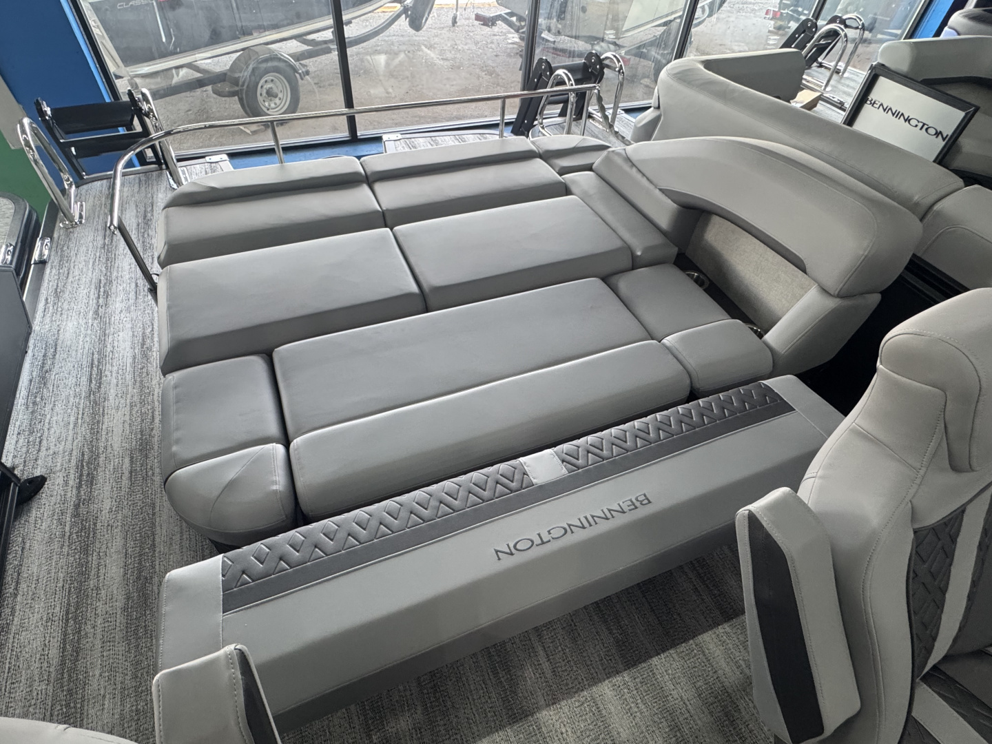 New 2026 Bennington 22' M Series SwingBack Tri-toon Boat