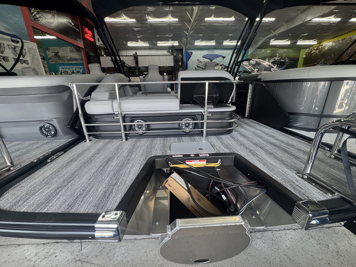 New 2026 Bennington 22' M Series SwingBack Tri-toon Boat